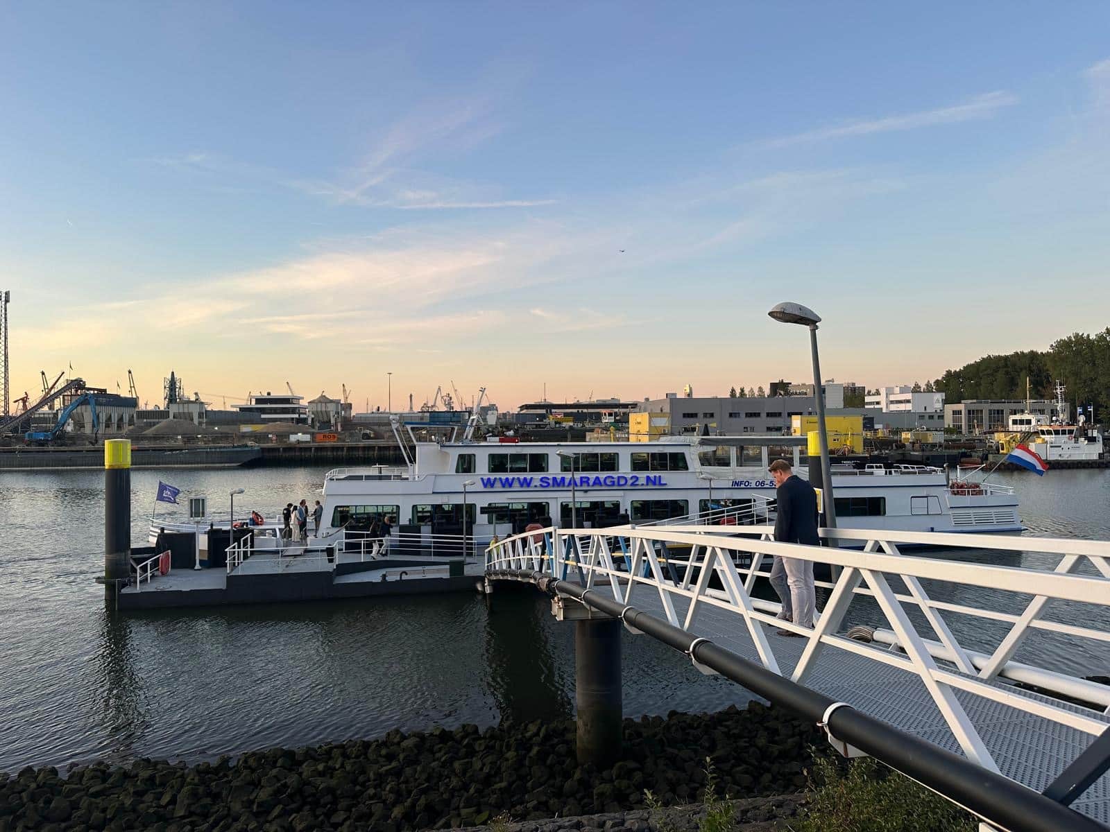 2 tickets voor een rondvaart tijdens de Wereld haven dagen 4 september 2026, inclusief diner en drankjes